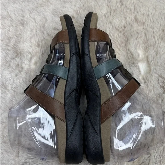 Taos Footwear Brown and Black Sandals - Picture 6 of 11